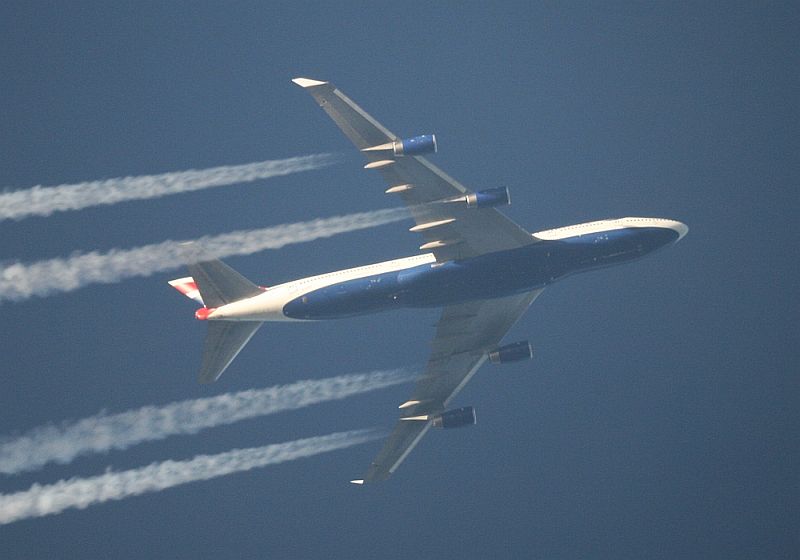 Flugzeug mit Kondensstreifen