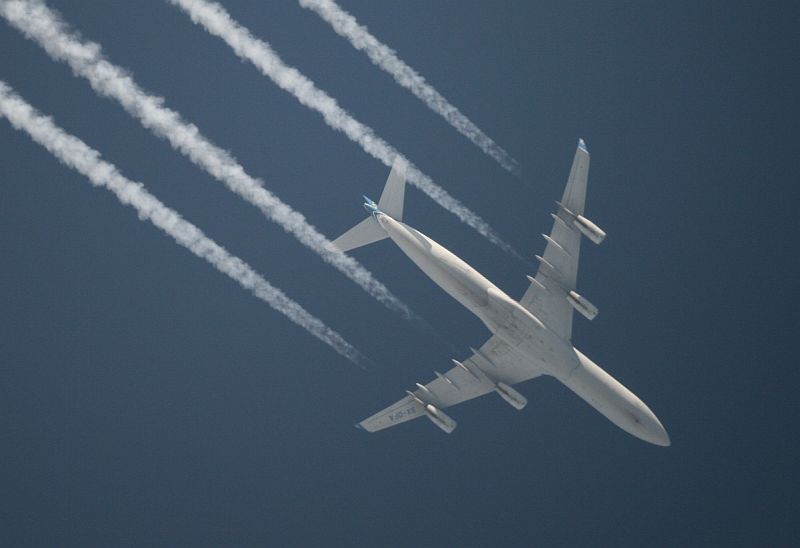 Flugzeuge im Teleskop mit Digitalkamera aufgenommen