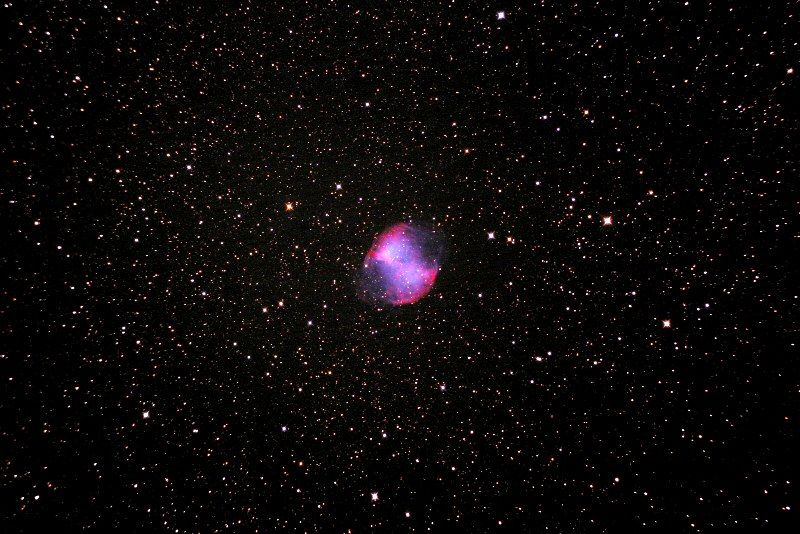 Auch der Hantelnebel M27 hat seinen Namen nach seiner Form bekommen. 