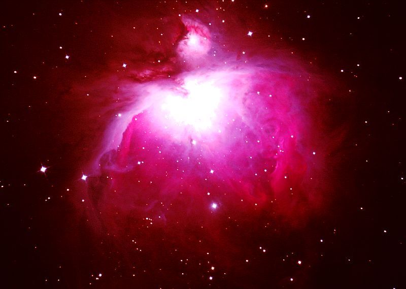 Der Orionnebel M42 ist im Sternbild Orion, was nicht selbstverständlich ist, der Adlernebel ist z.B. im Sternbild Schlange