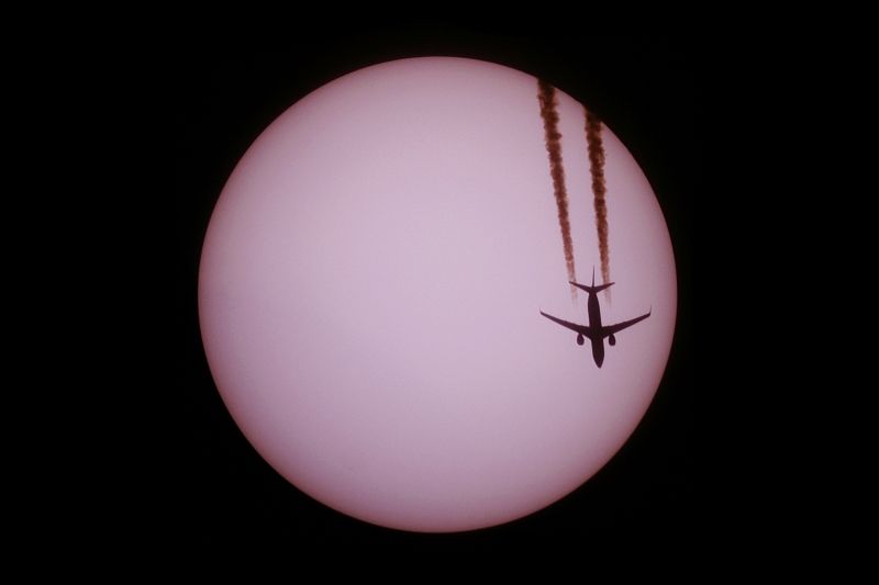 Flugzeug vor der Sonne
