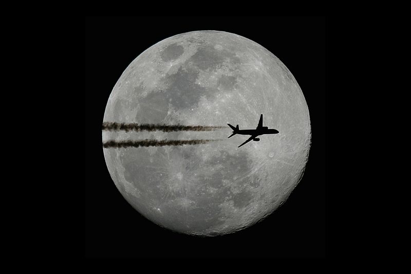 Das Flugzeug flog wirklich vor dem Mond vorbei. Der Mond mitsamt Flugzeug wurde aber zentriert, gedreht und geschrft.