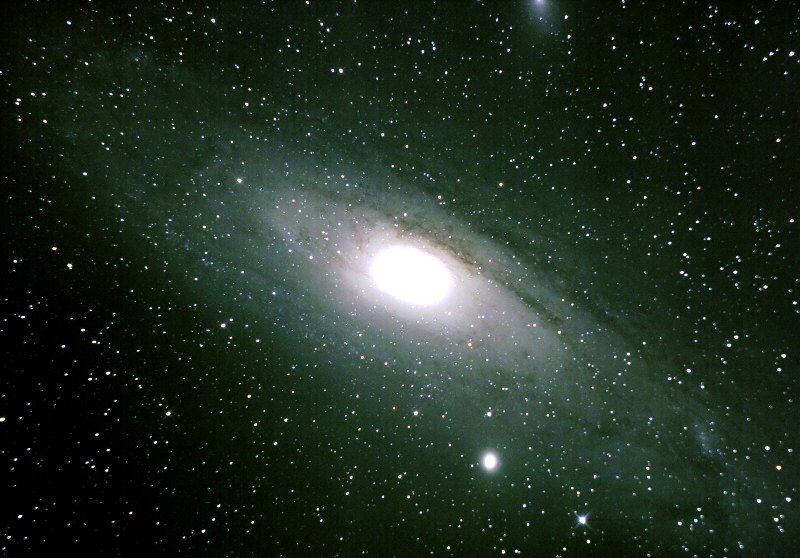 Weltraum ganz nah: Fast 3 Millionen Lichtjahre ist die Andromedagalaxie entfernt und damit das weiteste Objekt, das mit bloem Auge sichtbar ist