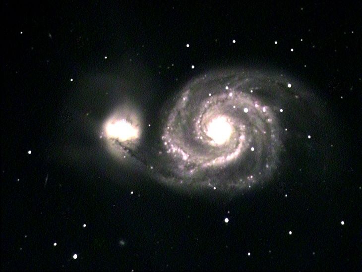 Die Whirlpool-Galaxie M51 besteht aus zwei Galaxien. Die Groe verschlingt die Kleine.